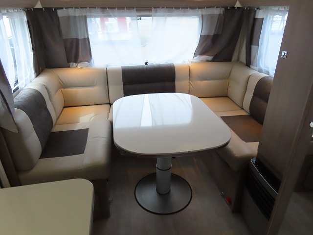 キャンピングカートレーラー