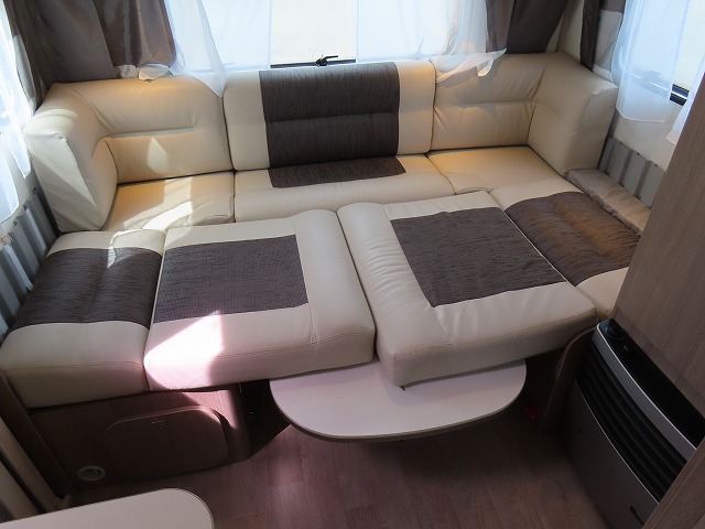 キャンピングカートレーラー