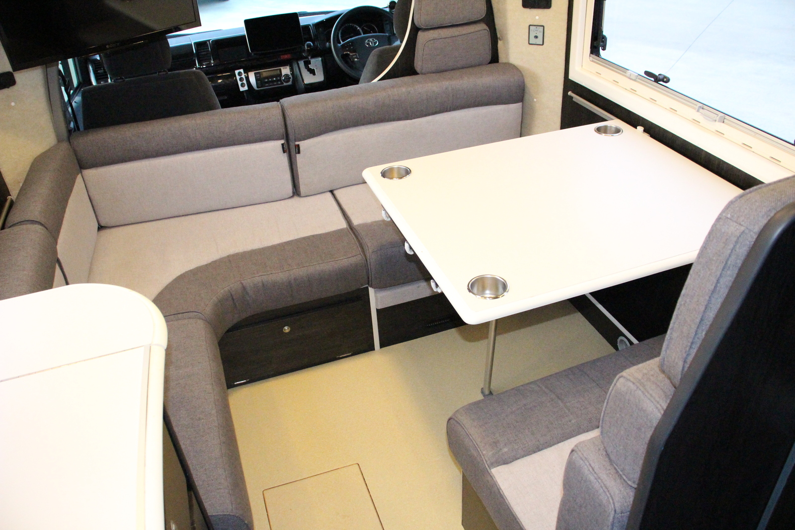 キャンピングカーキャブコン