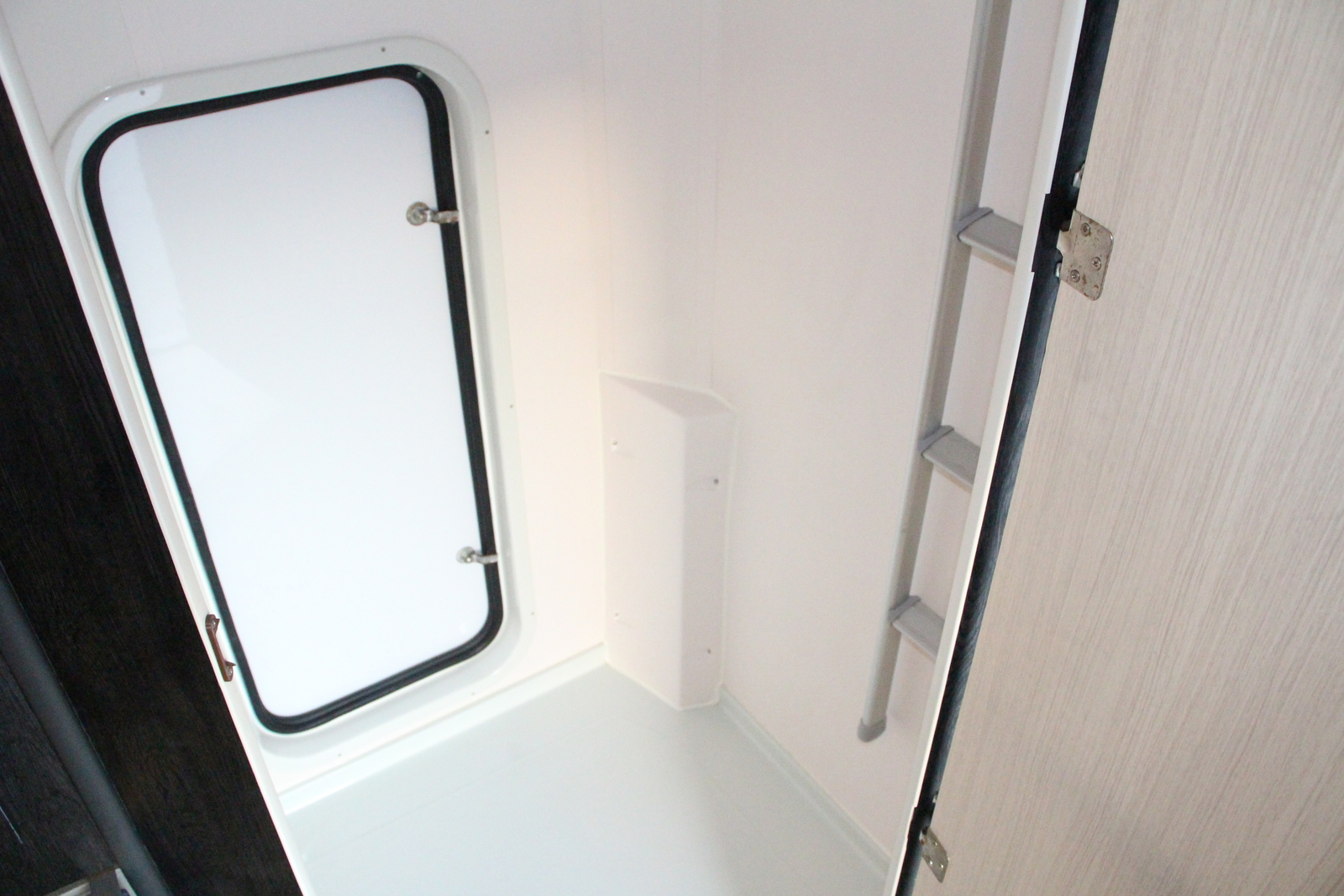 キャンピングカーキャブコン