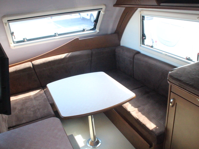 キャンピングカートレーラー