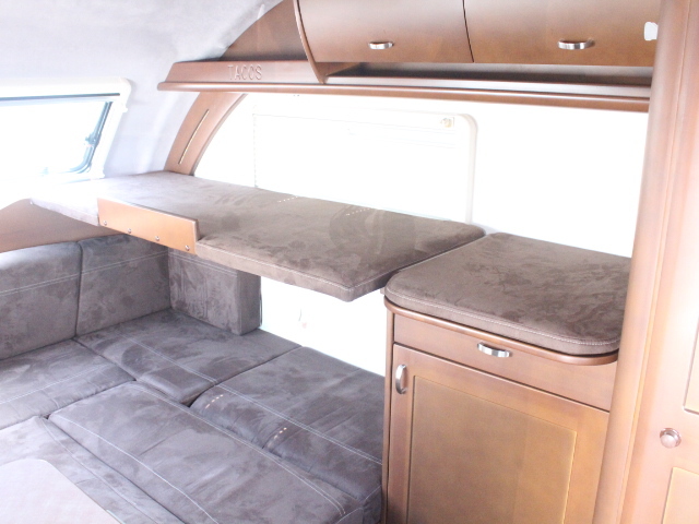 キャンピングカートレーラー