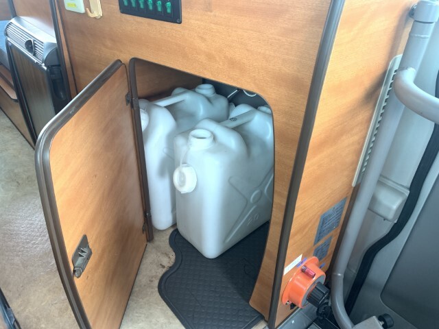 キャンピングカーバスコン