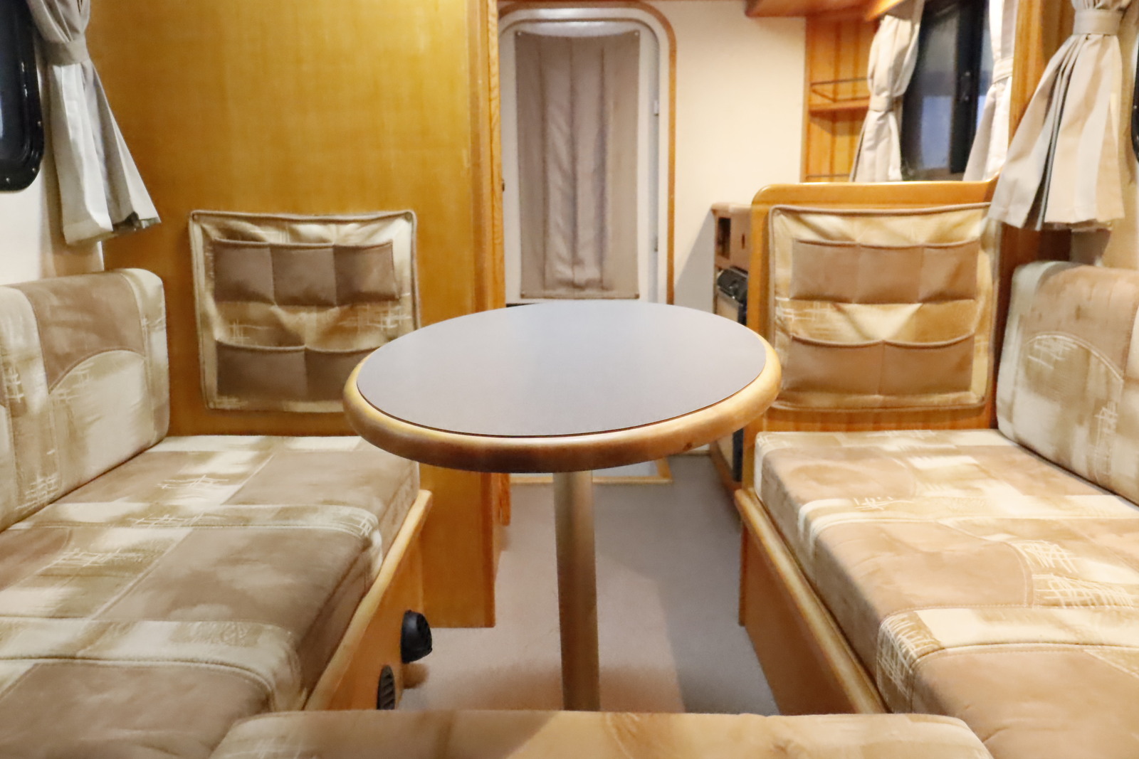 キャンピングカーキャブコン