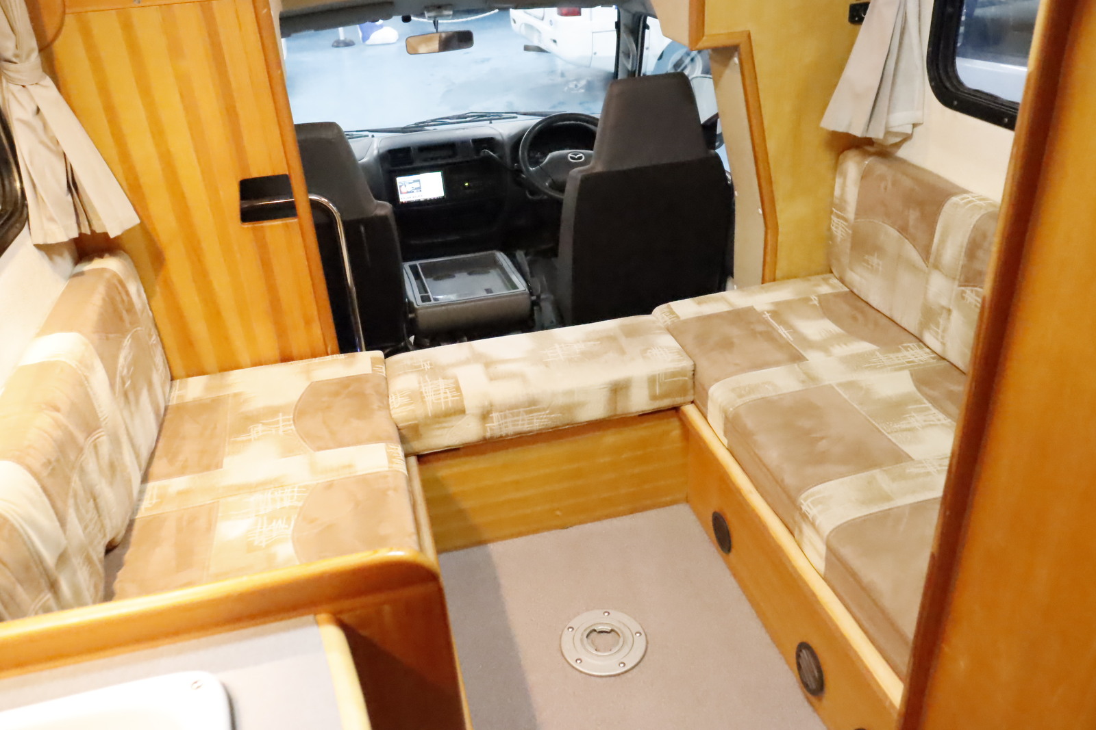 キャンピングカーキャブコン