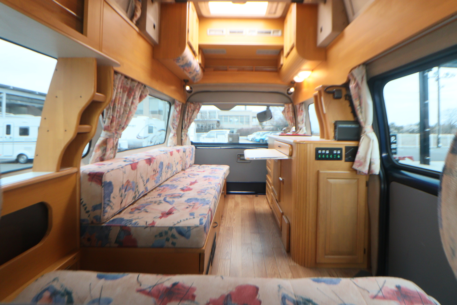 キャンピングカーバンコン