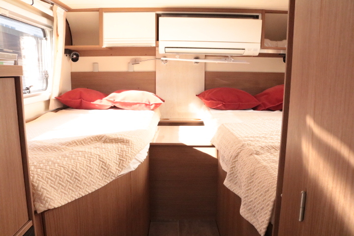 キャンピングカーバスコン