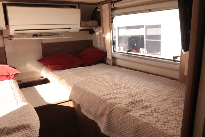 キャンピングカーバスコン