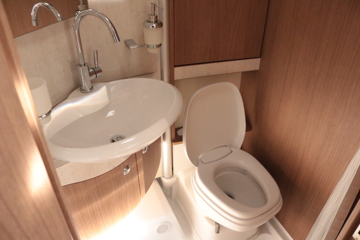 キャンピングカーバスコン