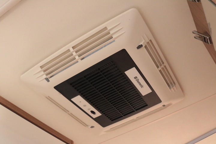 キャンピングカーバスコン