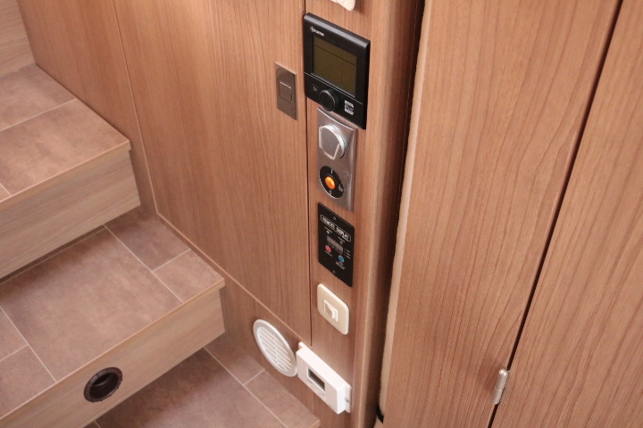 キャンピングカーバスコン