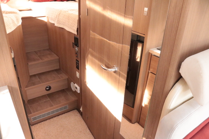 キャンピングカーバスコン