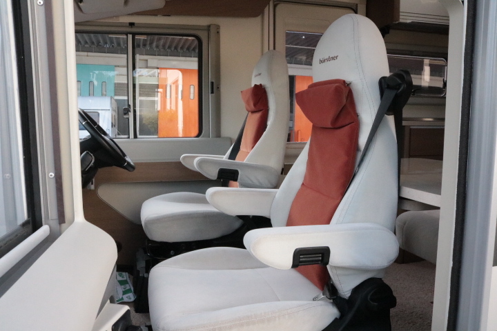 キャンピングカーバスコン