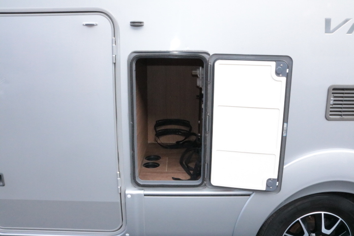 キャンピングカーバスコン