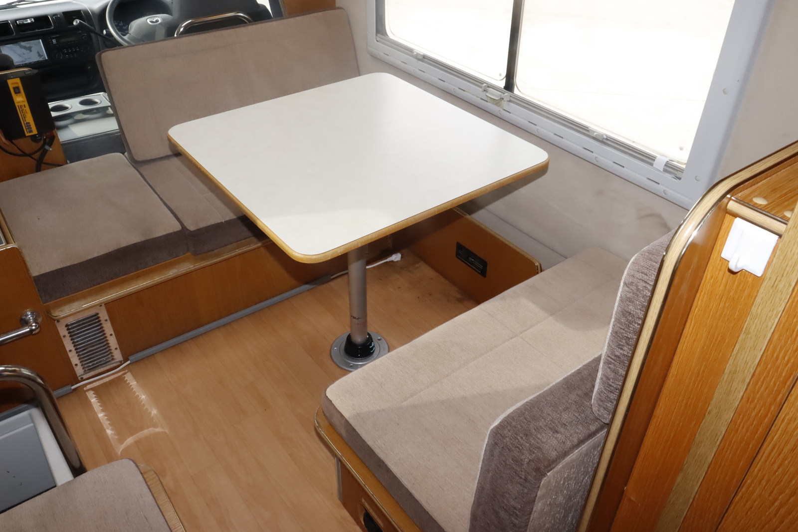 キャンピングカーキャブコン