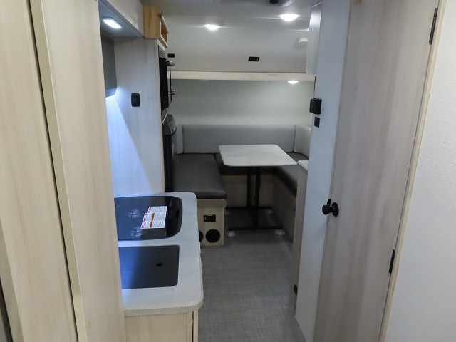 キャンピングカートレーラー