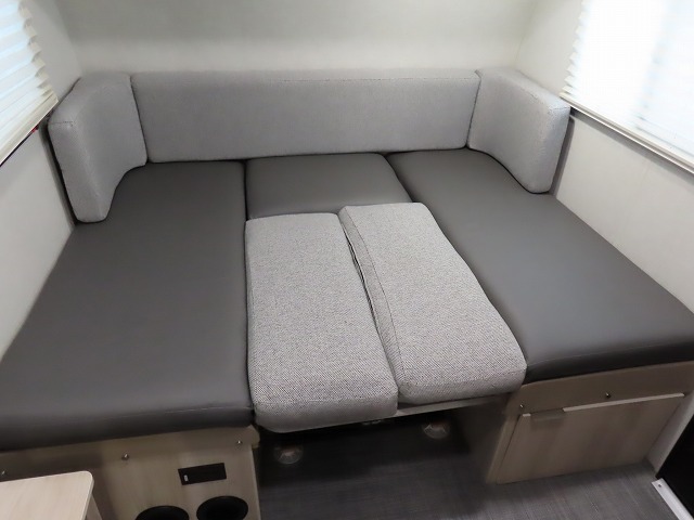 キャンピングカートレーラー