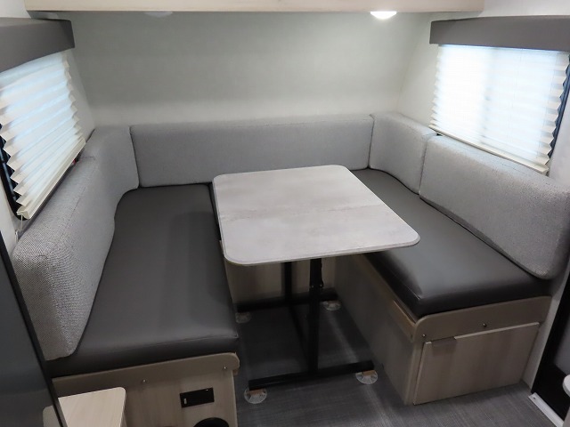 キャンピングカートレーラー