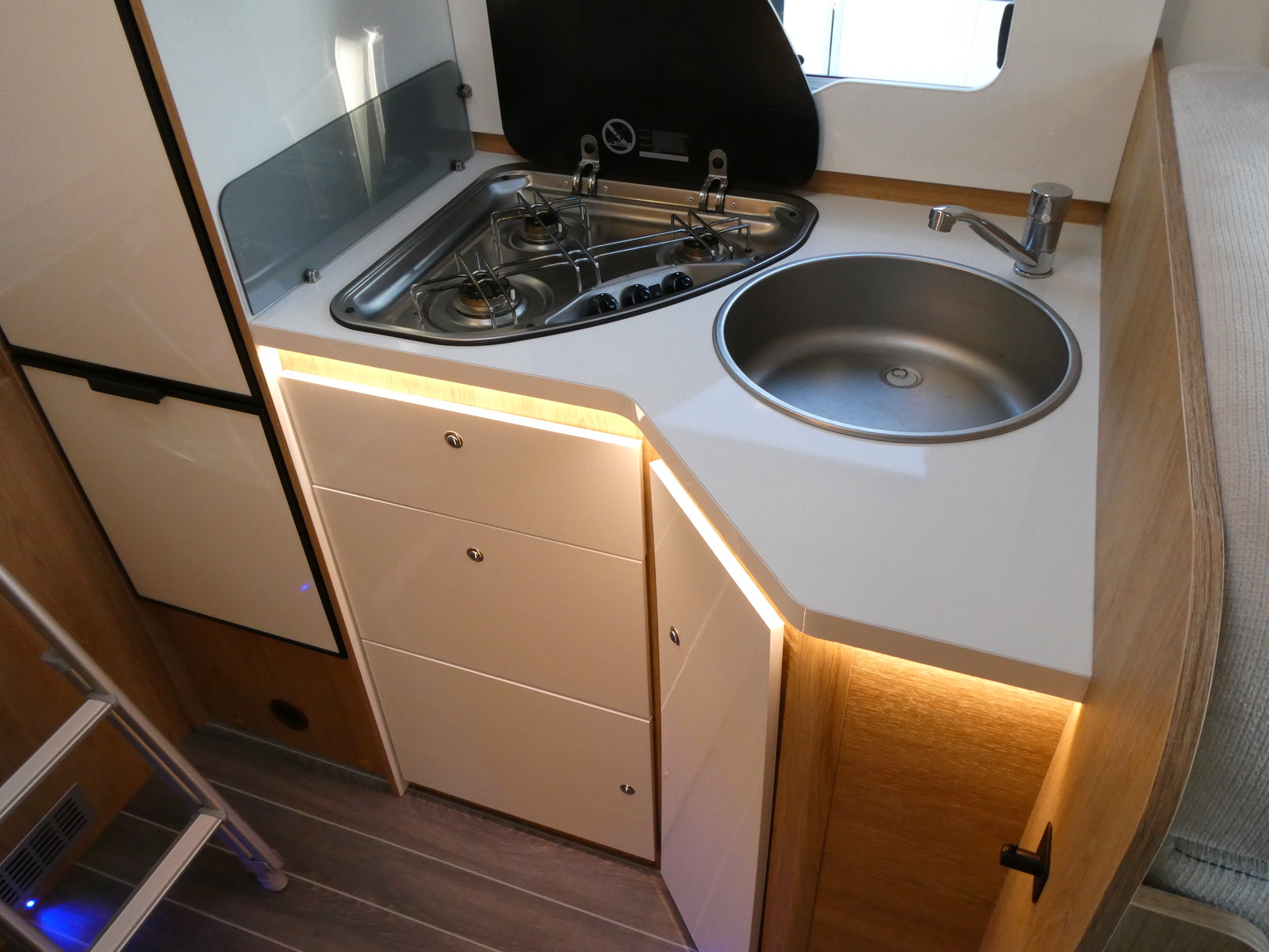 キャンピングカーキャブコン