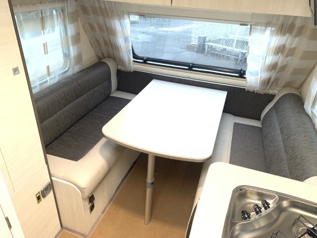 キャンピングカートレーラー