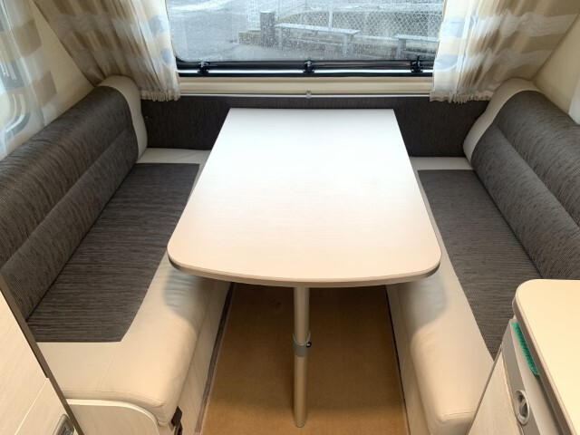 キャンピングカートレーラー