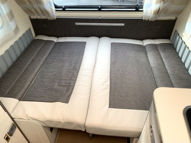 キャンピングカートレーラー