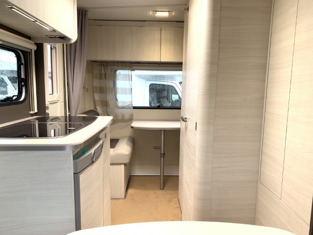 キャンピングカートレーラー