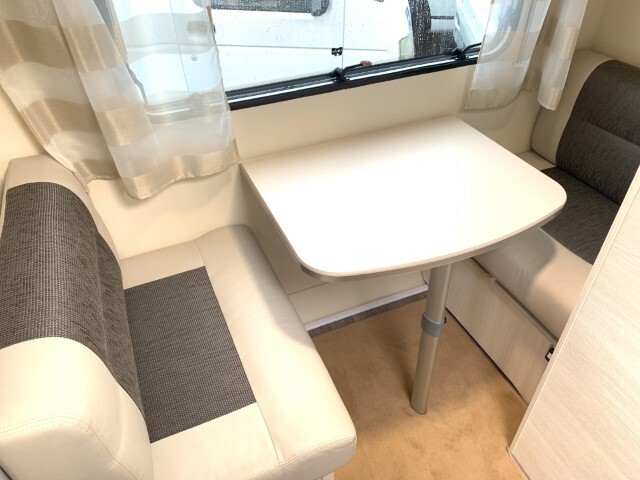 キャンピングカートレーラー