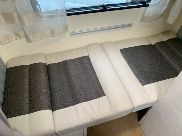 キャンピングカートレーラー