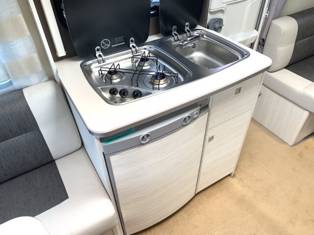 キャンピングカートレーラー