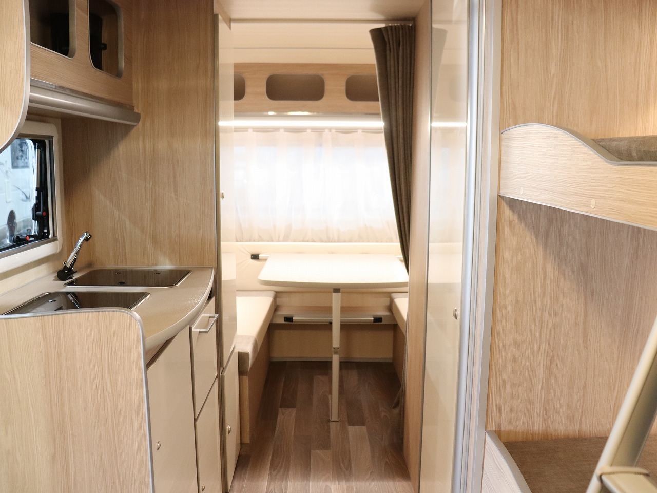 キャンピングカートレーラー