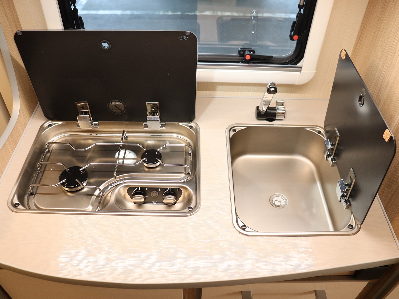 キャンピングカートレーラー