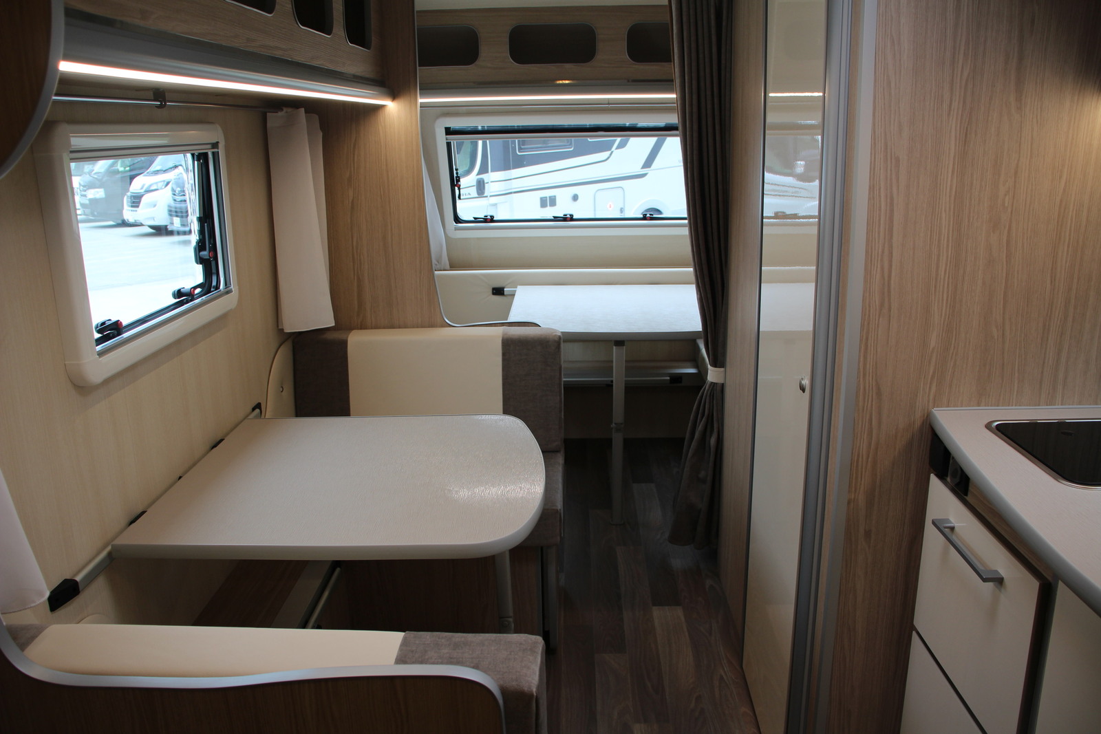 キャンピングカートレーラー