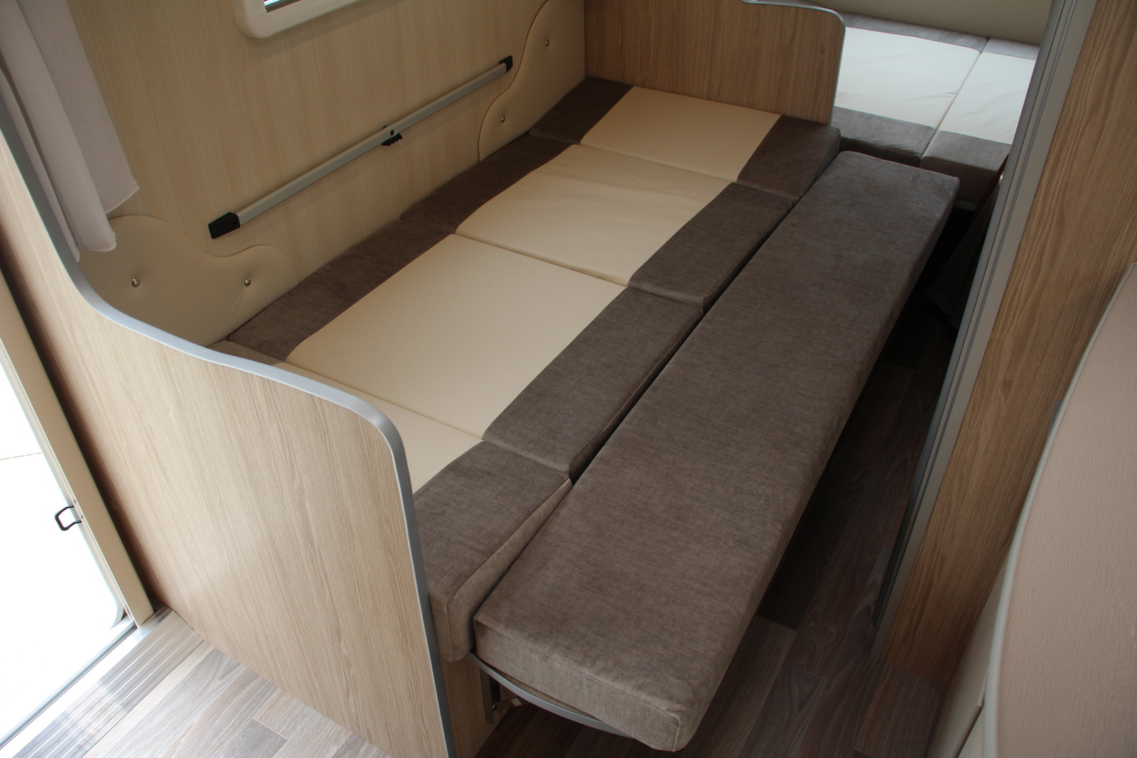 キャンピングカートレーラー