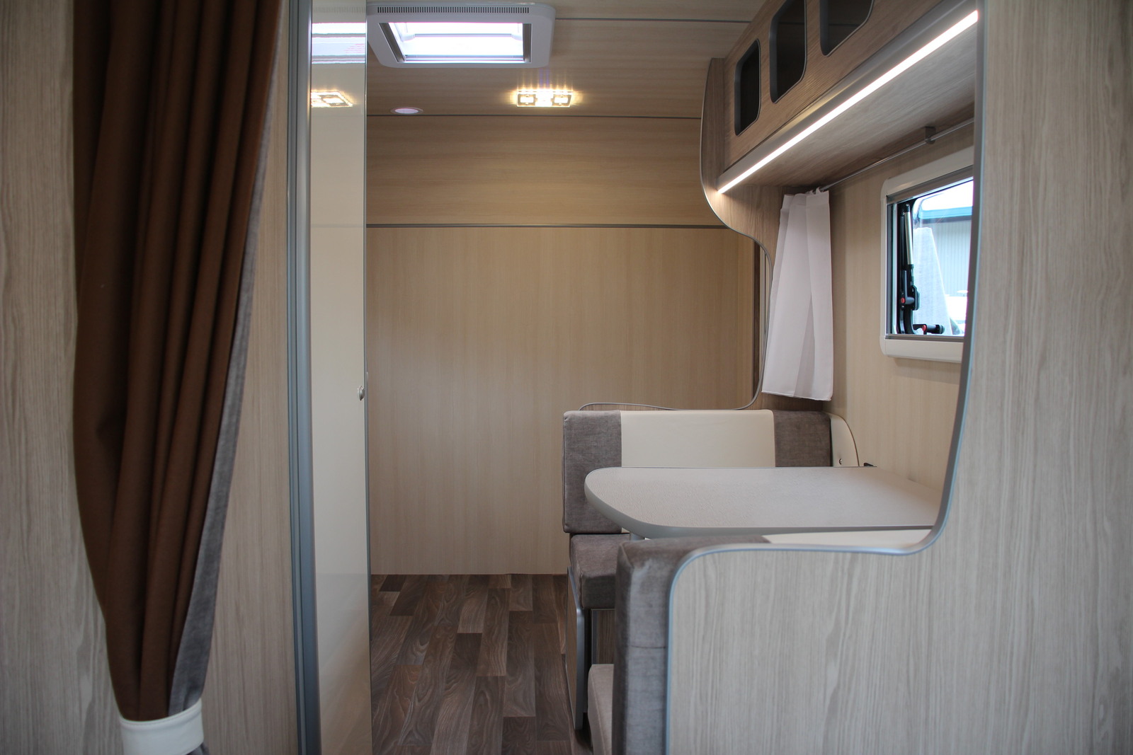 キャンピングカートレーラー