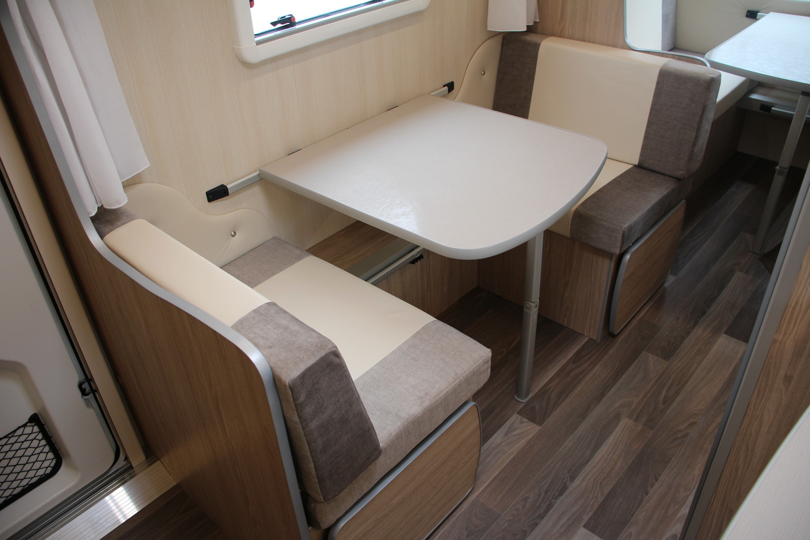 キャンピングカートレーラー