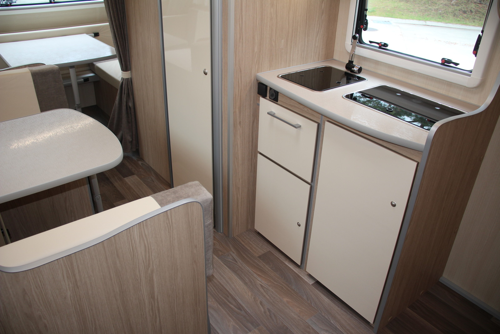 キャンピングカートレーラー