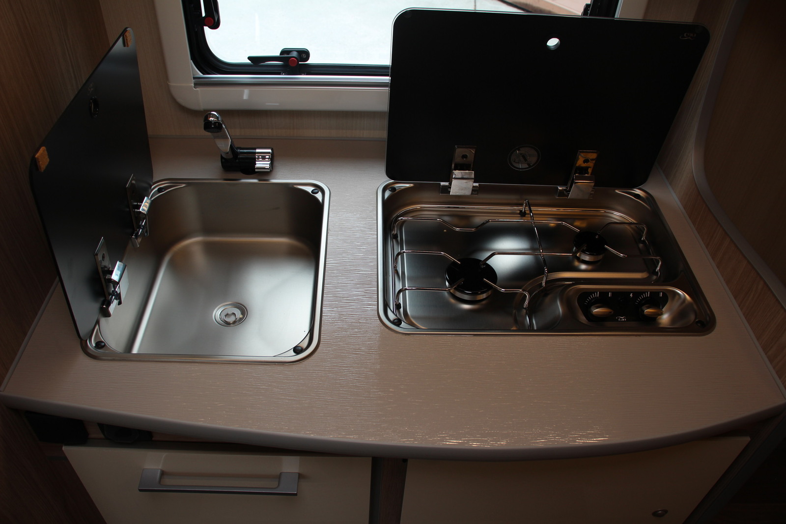 キャンピングカートレーラー