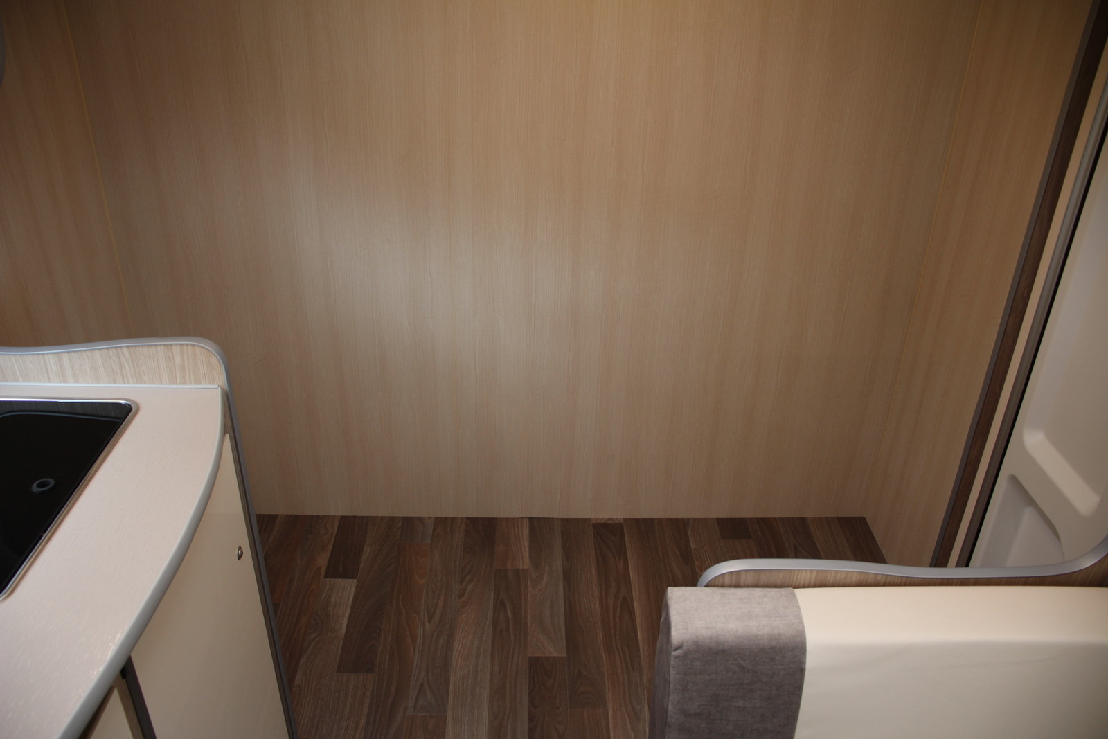 キャンピングカートレーラー