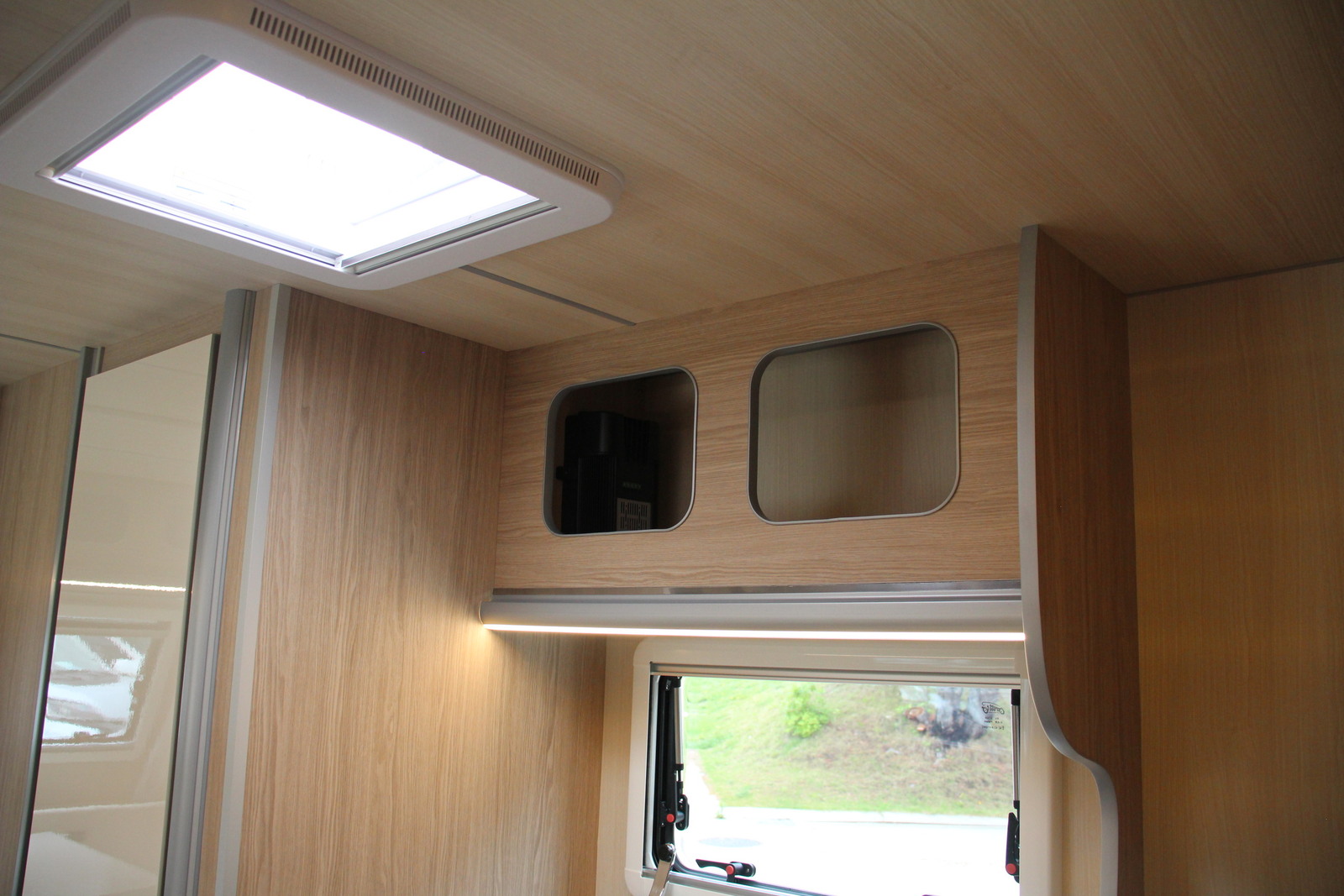 キャンピングカートレーラー