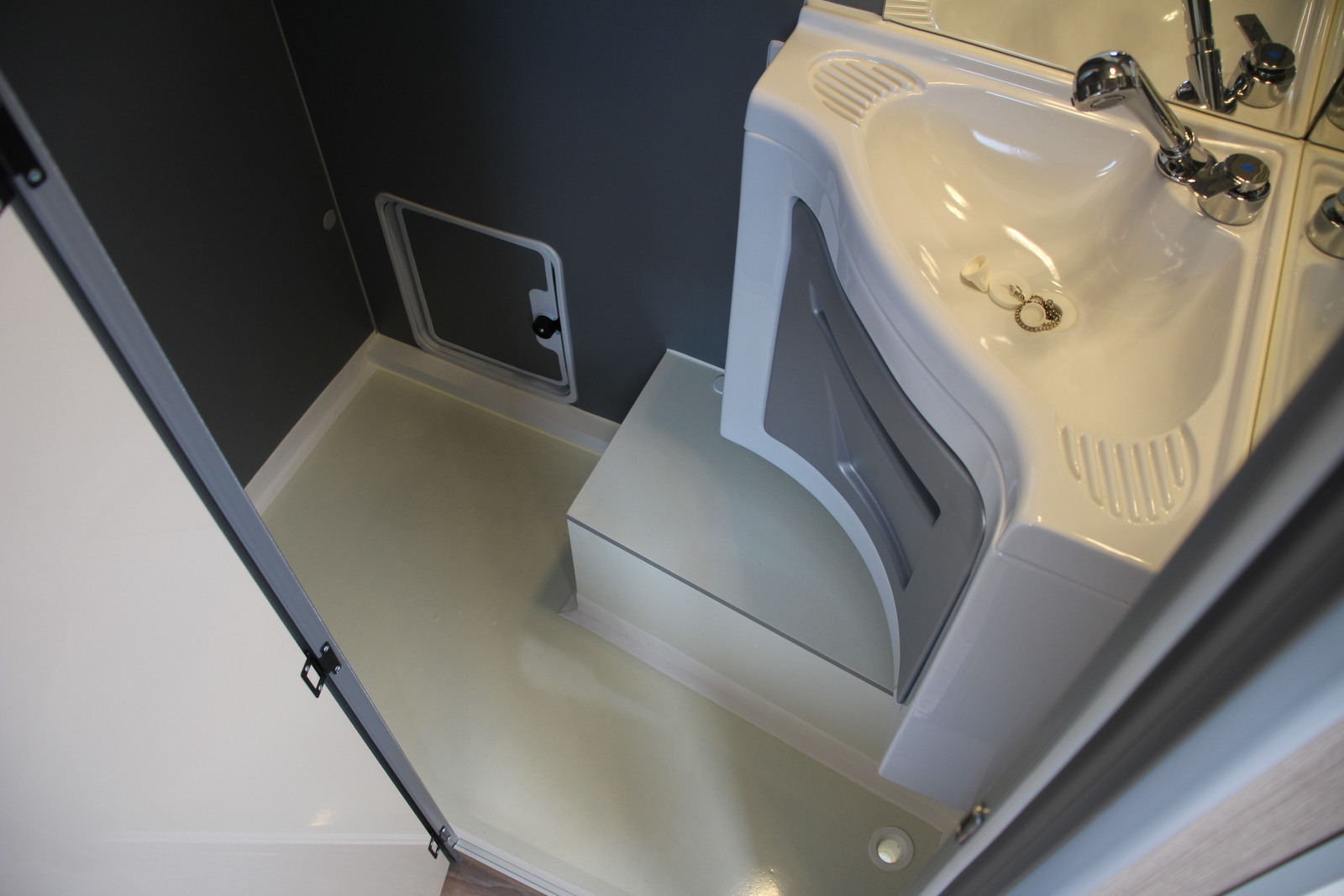 キャンピングカートレーラー