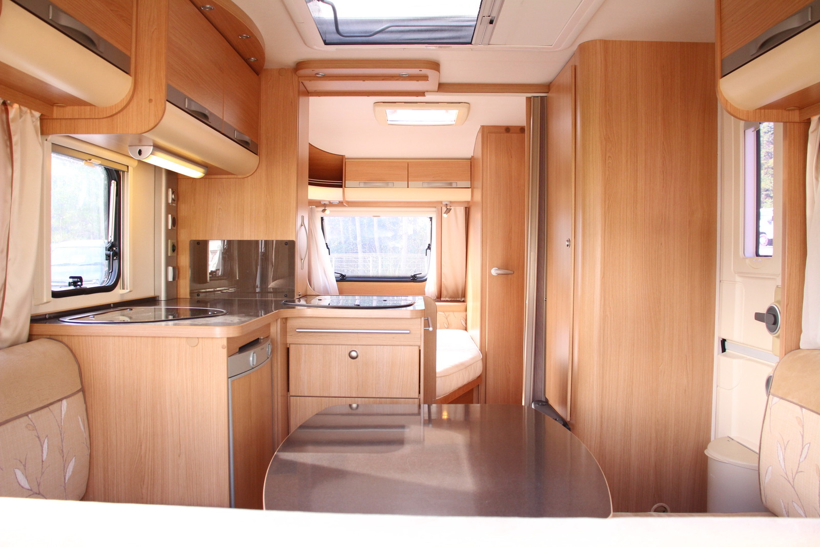 キャンピングカートレーラー