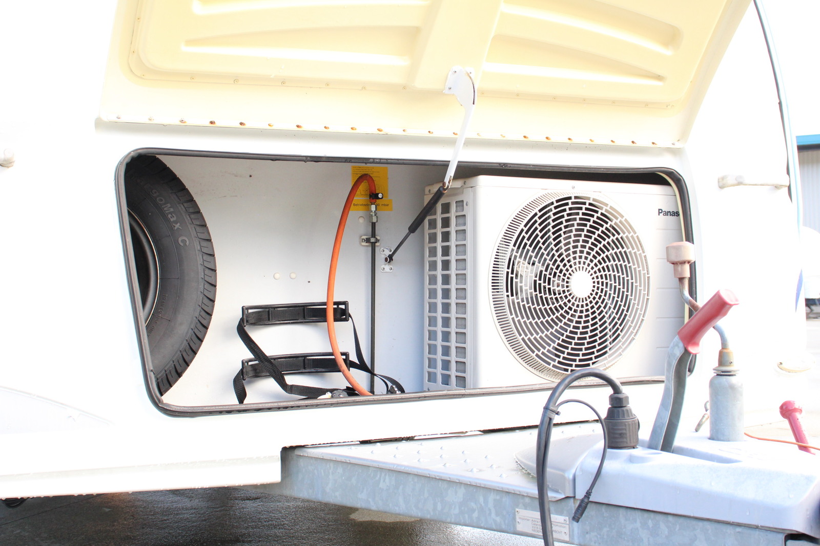 キャンピングカートレーラー