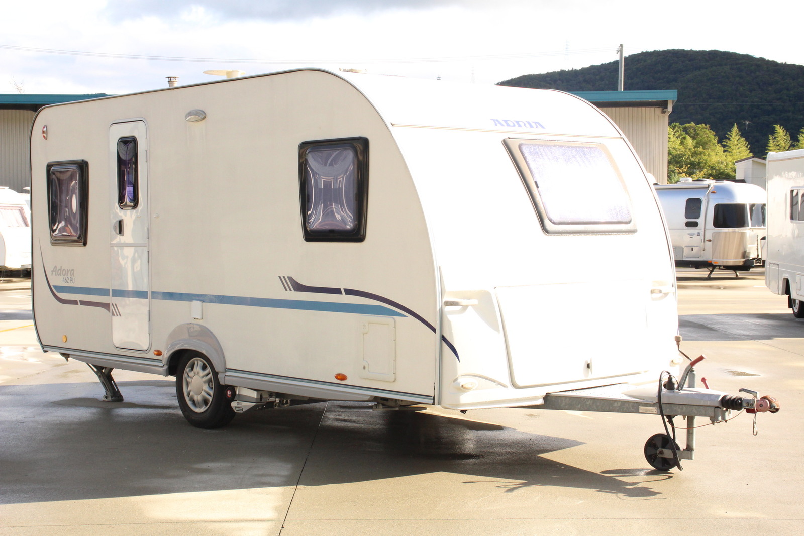 キャンピングカートレーラー