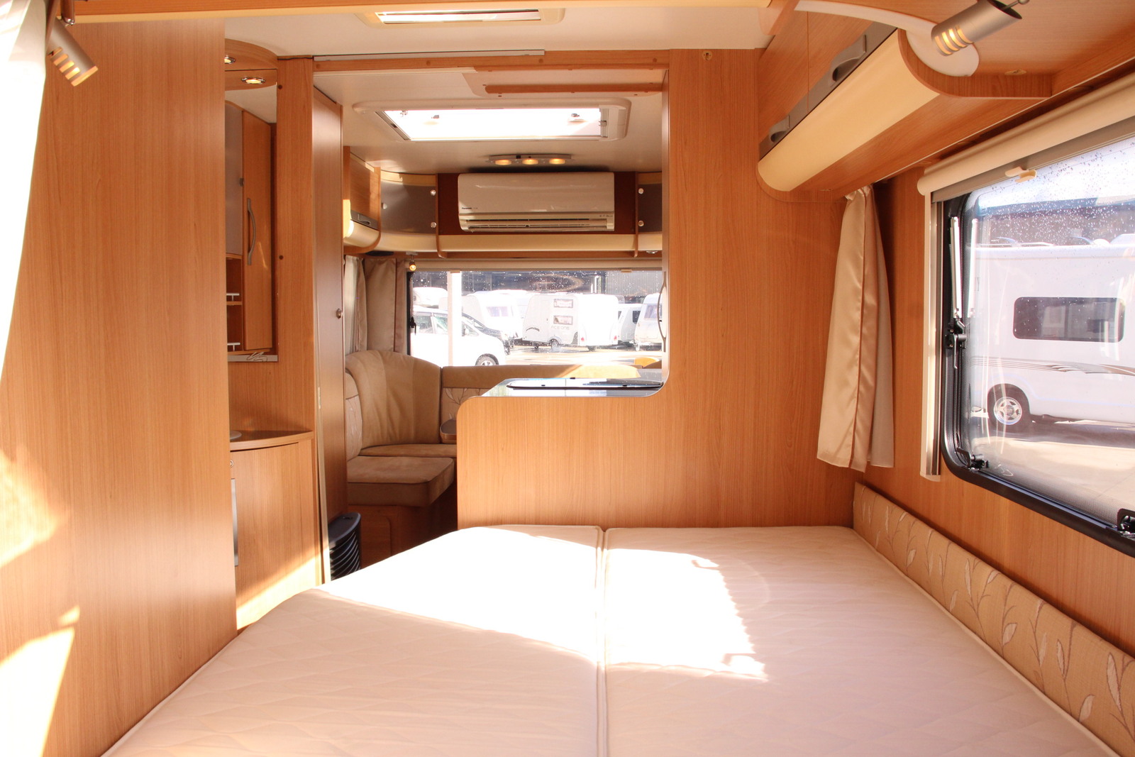 キャンピングカートレーラー