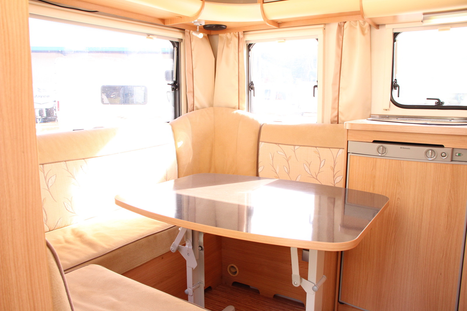 キャンピングカートレーラー