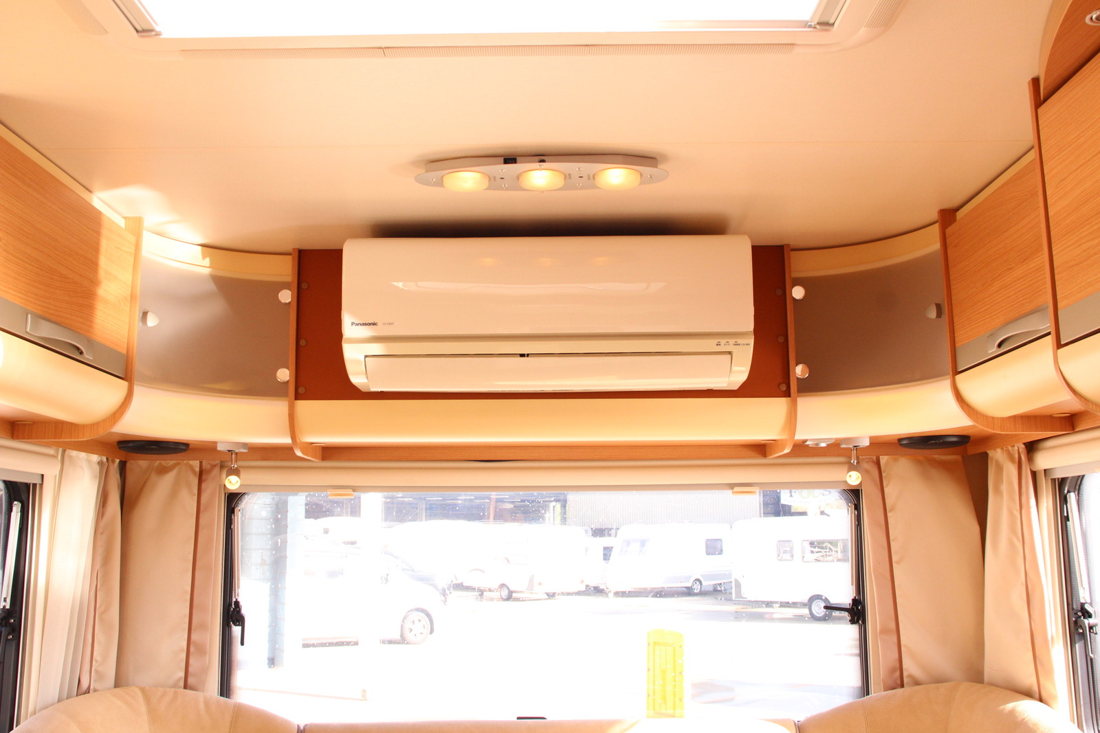 キャンピングカートレーラー