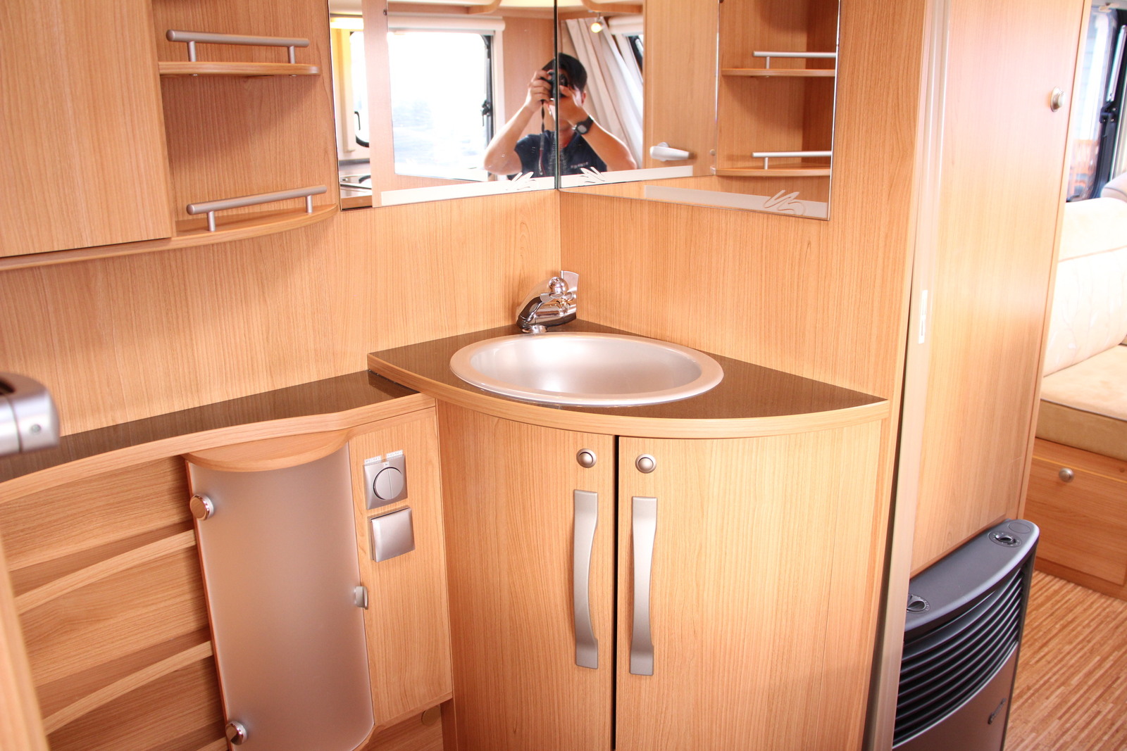 キャンピングカートレーラー