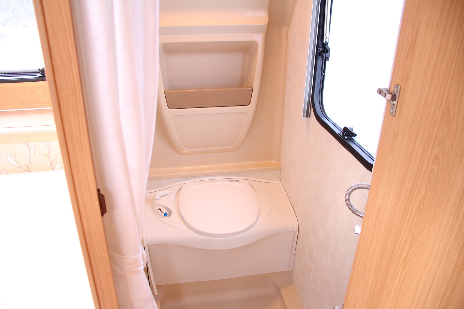 キャンピングカートレーラー