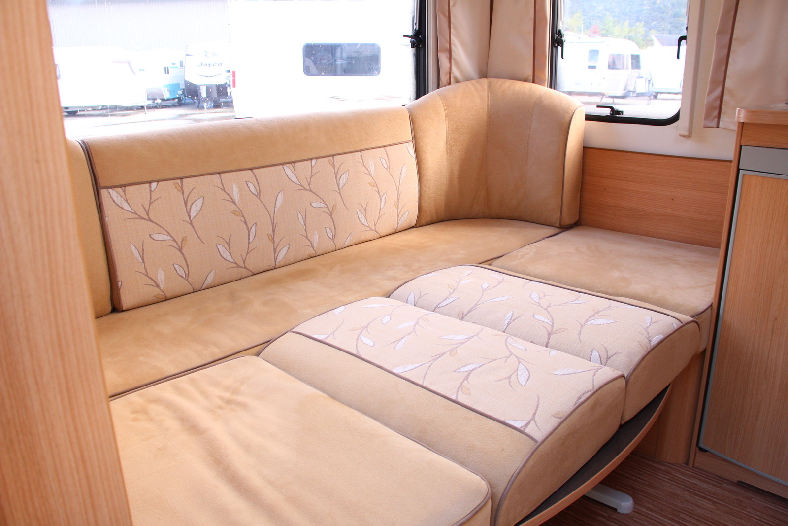 キャンピングカートレーラー